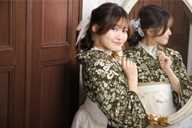 卒業袴　鏡を使った写真も人気　くすみ系着物で自分らしく