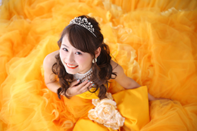 卒業袴 黄色のドレスを目一杯広げて、華やかな一枚