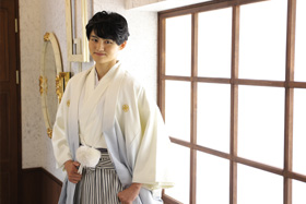 成人 紋付 白ベースの紋付×ストライプの袴で王道なコーディネート