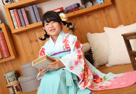 七五三　和装　女の子　七五三の撮影では3歳・７歳用の袴も用意しています！小さくてカワイイ！