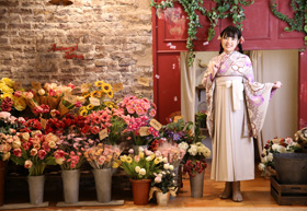 成人式　卒業式袴　店頭には大きなお花屋さんのスポット。とっても華やかに撮影ができます。