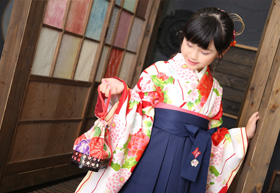 卒業式袴　和装　卒業袴の撮影では和装洋装様々な撮影が出来ます。