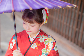 振袖 赤の振袖と紫の和傘の色合いがとってもよく映える一枚