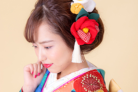 成人振袖 椿のつまみ細工は近年人気の髪飾りの一つ