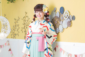 卒業袴 女袴は胸下に袴を合わせるので実はスタイルアップが可能な衣裳