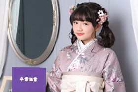 卒業袴 ピンクや水色などパステルカラーの着物に合わせて白いレンガ調の背景で
