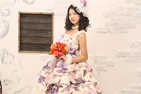 卒業袴 布をクシュっと集めたデザインで、可愛すぎない紫のドレス
