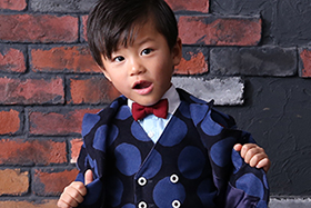 七五三 3歳 男の子 ゴールドの刺繍が入った袴で一層晴れやかに