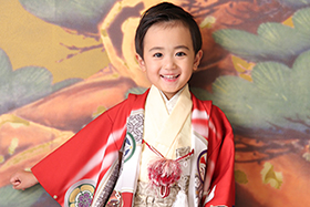 七五三  3歳 男の子 赤を基調とした王道スタイルは、式部ロマンの着物で決まり