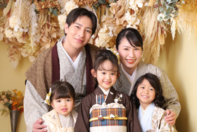 七五三 家族写真 みんなで着物を着て、晴れの日らしく日本の正装でパシャリ