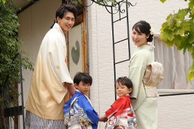 七五三 家族写真 神社ではきれいに撮りにくいお外での写真も、前撮りならキレイに残せる！