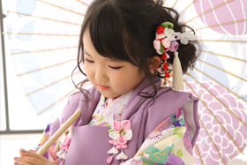 七五三 3歳 正統派古典柄×紫、白、ピンクとゆめかわ配色が決め手