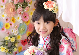 七五三7歳女の子 ケーキやハートなど可愛らしい柄の着物に合わせて、お花の背景をチョイス