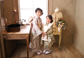 七五三　和装　兄弟　女の子　最新スタジオなので、イマドキのお着物に合う背景が沢山！