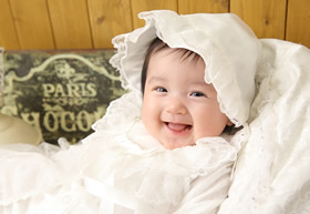ベビーお宮参り 真っ白なベビードレスに帽子も被って、赤ちゃんらしい一枚
