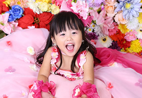 七五三3歳女の子 お花が散りばめられたピンクのドレスは、ふんわり広がるチュールがポイント