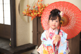 七五三7歳女の子 乙葉さんプロデュースのパステルカラーの衣裳で、傘を持った定番ショット